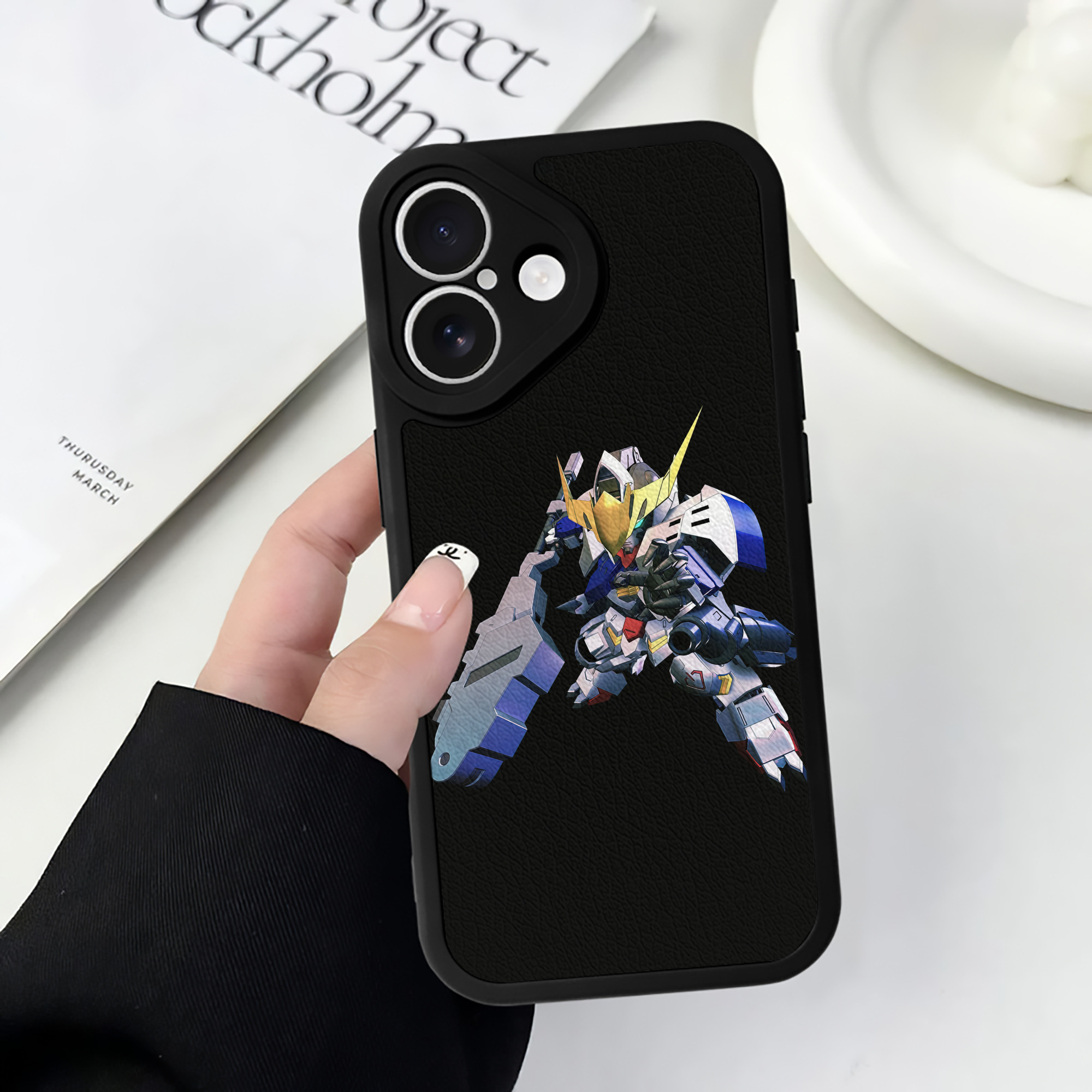 （画像用） 機動戦士ガンダム Mobile Suit Gundam 【iPhone 16シリーズ対応】シリコンスマホケース（レザー調） 材質：シリコン